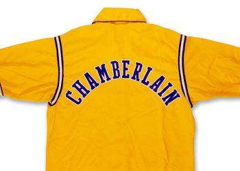 La chaqueta de Wilt Chamberlain Lakers encontrada por un adolescente en una tienda de segunda mano podría venderse por más de 150.000 dólares