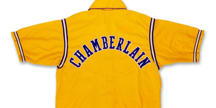 La chaqueta de Wilt Chamberlain Lakers encontrada por un adolescente en una tienda de segunda mano podría venderse por más de 150.000 dólares