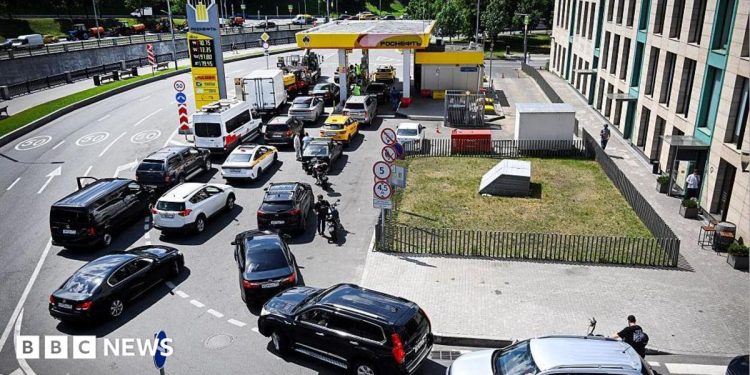 La escasez de combustible en Rusia afecta, pero ¿cambiará Putin de rumbo en la guerra de Ucrania?