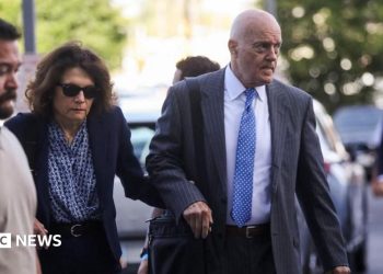 La familia de Charlie Kirk asiste a la audiencia del sospechoso acusado de su asesinato