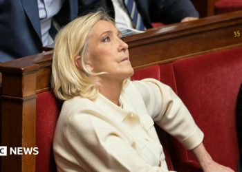 La líder de extrema derecha francesa Marine Le Pen espera el veredicto judicial