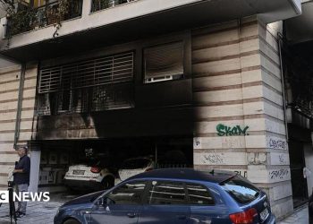 La madre de un político griego muere a causa de las heridas tras un incendio provocado