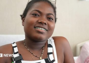 La tía del niño venezolano rescatado de los escombros le dice a la BBC que le dará "el calor de una madre"