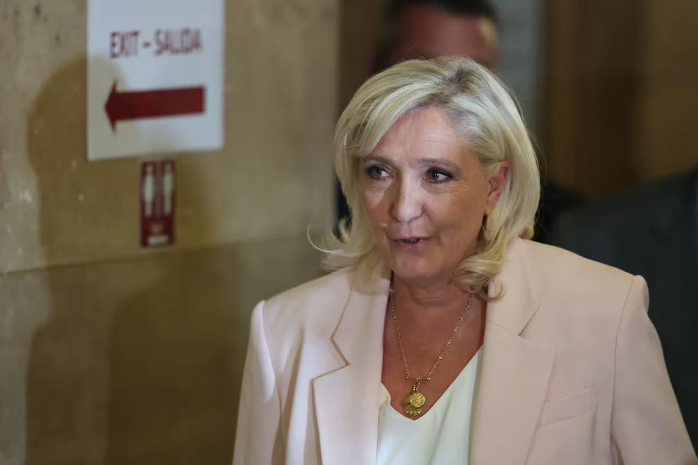 Tras un fallo de la justicia francesa, Marine Le Pen confirmó su candidatura presidencial en 2027 La causa contra Le Pen se remonta a un presunto desvío de fondos durante los años 2004 y 2016 hacia el partido que hoy se identifica como Agrupación Nacional
