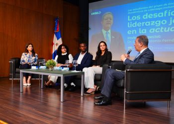 Leonel Fernández alegre por registro de patentas en UNIBE