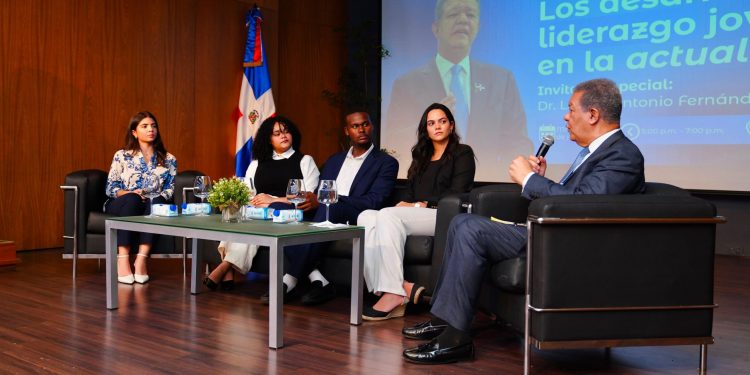 Leonel Fernández alegre por registro de patentas en UNIBE Leonel Fernández alegre por registro de patentas en UNIBE