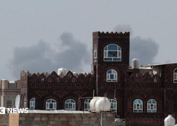 Los hutíes de Yemen lanzan misiles contra Arabia Saudita tras los ataques al aeropuerto de Saná