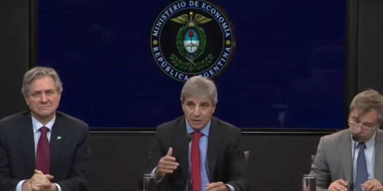 Luis "Toto" Caputo presentó un plan financiero para afrontar los vencimientos de deuda hasta 2027