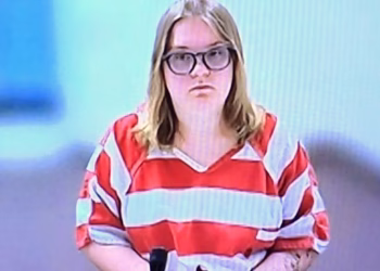 Madre que dijo que sus gemelos murieron después de ser vacunados es acusada de asesinato