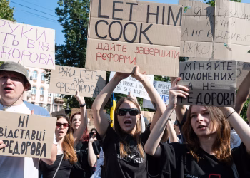 Manifestantes se manifiestan en Kyiv mientras Zelenskyy intenta destituir al ministro de Defensa de Ucrania