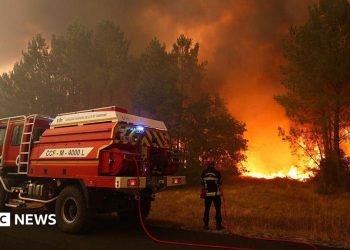 Miles de evacuados en Francia por incendios y bombero muerto en Italia