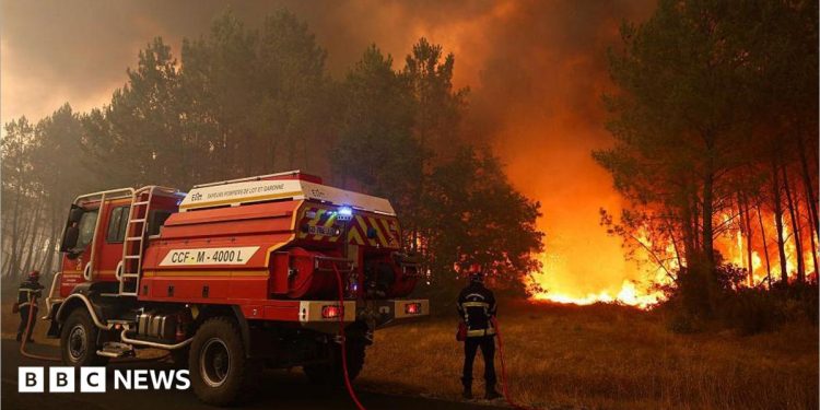 Miles de evacuados en Francia por incendios y bombero muerto en Italia Miles de evacuados en Francia por incendios y bombero muerto en Italia
