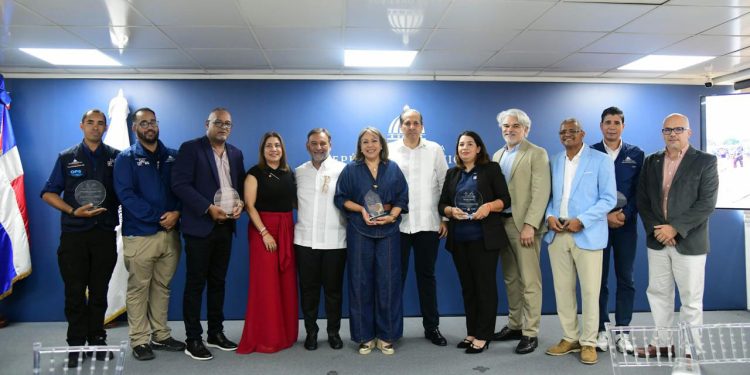 Ministerio de Salud reconoce labor del Equipo Médico de Emergencia tras misión humanitaria en Venezuela Ministerio de Salud reconoce labor del Equipo Médico de Emergencia tras misión humanitaria en Venezuela