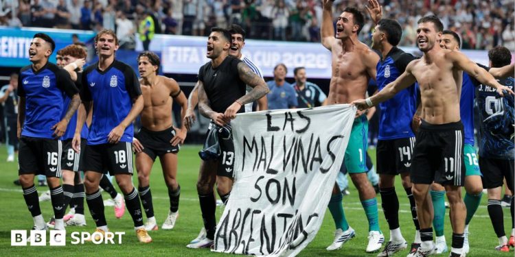 Mundial 2026: Argentina enfrenta multa por exhibir pancarta de las Malvinas tras vencer a Inglaterra Mundial 2026: Argentina enfrenta multa por exhibir pancarta de las Malvinas tras vencer a Inglaterra