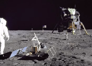 Muy por encima de la Tierra, el módulo de aterrizaje lunar Apolo de la NASA llevó a los astronautas a la luna