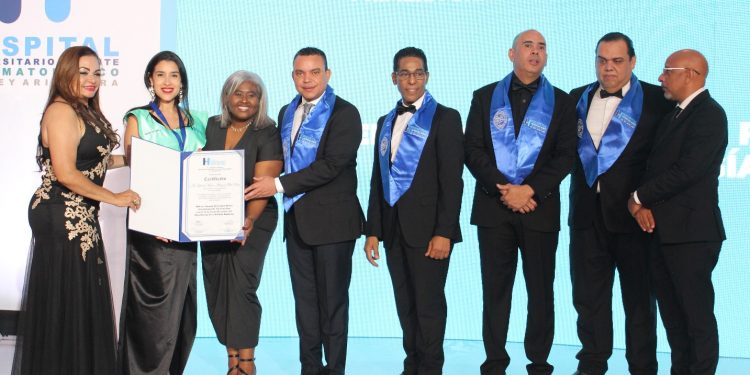 Ney Arias Lora gradúa nueva promoción de especialistas y...