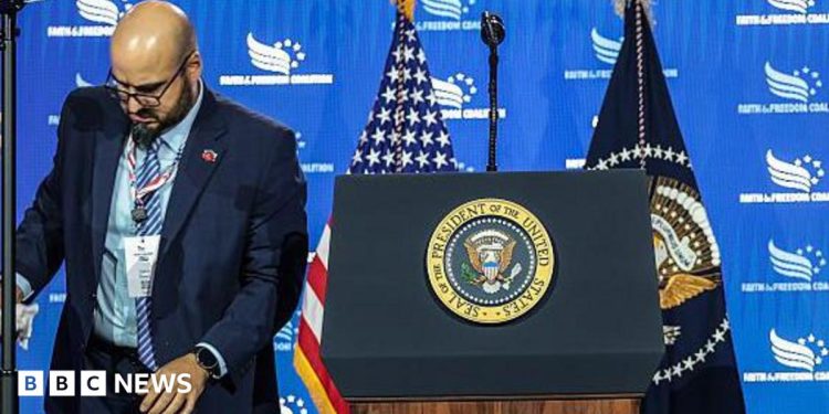 Operador de teleprompter de la Casa Blanca acusado de ganar 100.000 dólares con apuestas sobre discursos de Trump