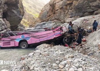Pakistán: Autobús abarrotado cae a un barranco, matando al menos a 32 personas