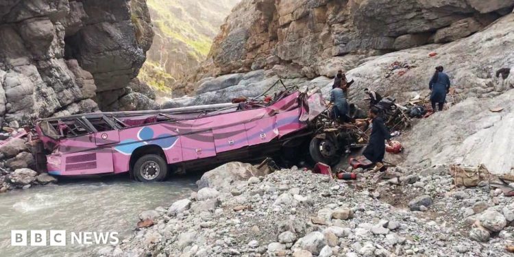 Pakistán: Autobús abarrotado cae a un barranco, matando al menos a 32 personas