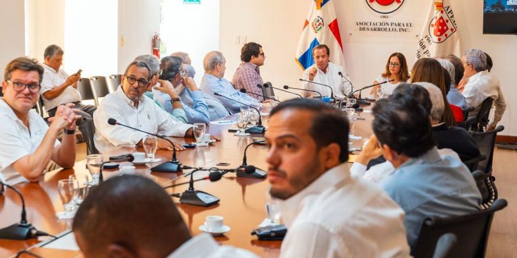 Paliza y RD Vial presentan proyecto de la Autopista del Ámbar a empresarios de Santiago