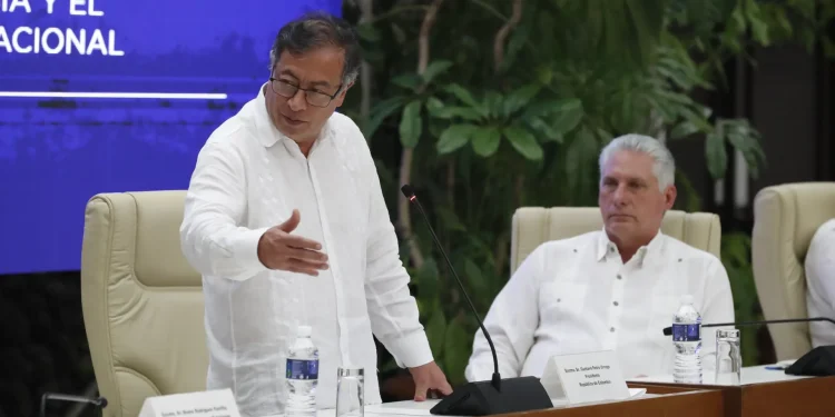 Petro viajará el viernes a Cuba en última visita al exterior