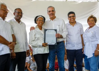 Presidente Abinader entrega 1,000 títulos de propiedad que garantizan seguridad jurídica a más de 4,000 personas en Los Frailes de Santo Domingo Este