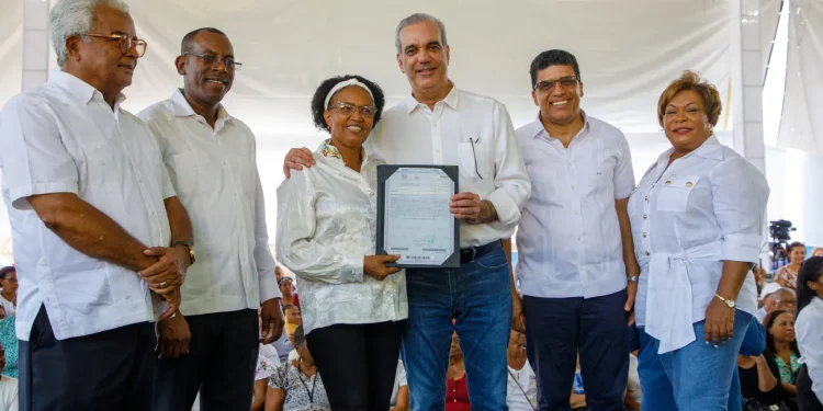Presidente Abinader entrega 1,000 títulos de propiedad que garantizan seguridad jurídica a más de 4,000 personas en Los Frailes de Santo Domingo Este