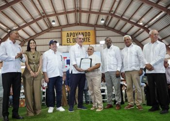 Presidente Abinader entrega 400 certificados de títulos de propiedad en Pepillo Salcedo, llevando seguridad jurídica y nuevas oportunidades de desarrollo a unas 1,600 personas