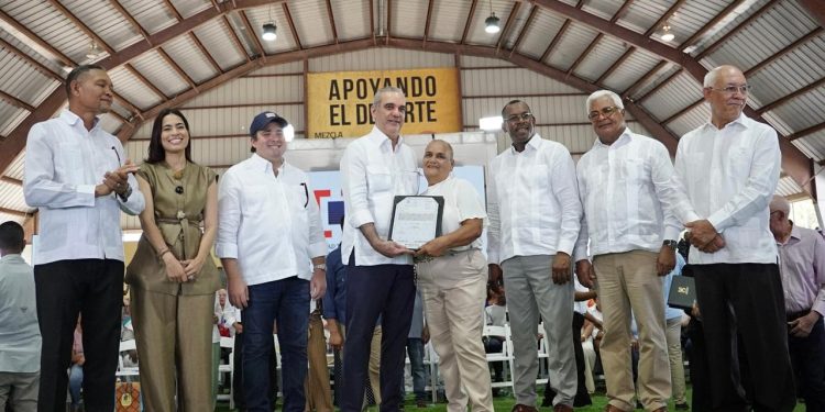 400 títulos de propiedad entregados en Pepillo Salcedo: la cifra frente a las 340 familias que aún esperan Presidente Abinader entrega 400 certificados de títulos de propiedad en Pepillo Salcedo, llevando seguridad jurídica y nuevas oportunidades de desarrollo a unas 1,600 personas