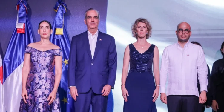 Presidente Abinader y primera dama participan en la celebración de la Fiesta Nacional de Francia