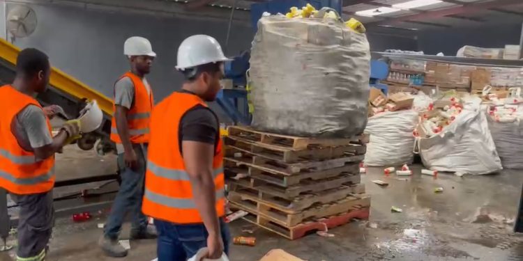Pro Consumidor destruye cerca de 20 toneladas de productos no aptos para el consumo que fueron incautados junto a MP y CECCOM