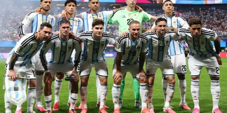 Ranking FIFA: la Selección Argentina perdió el liderato y por ahora evita "la maldición del N°1"