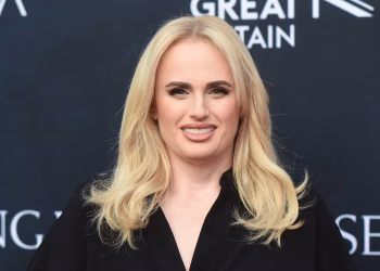 Rebel Wilson absuelto de difamar a un actor que protagonizó su debut como directora