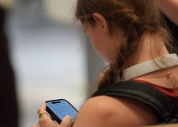 Reino Unido revela planes para el toque de queda en las redes sociales para los adolescentes mayores, pero es voluntario