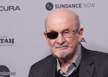 Se abre juicio por terrorismo por el apuñalamiento del autor Salman Rushdie