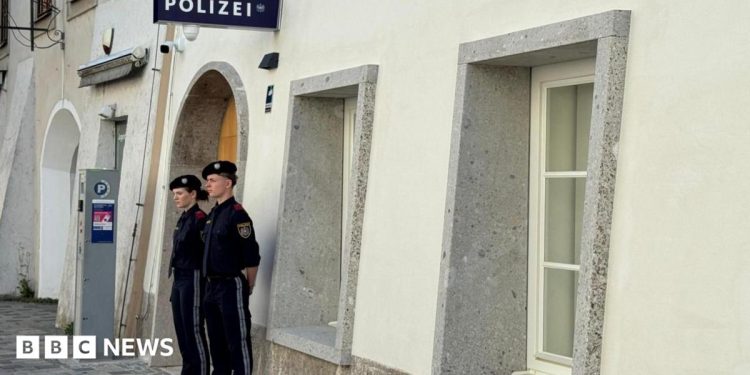Se abre una comisaría de policía austriaca en el lugar de nacimiento de Hitler en un intento por eliminar el vínculo nazi