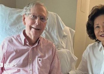 Senador estadounidense Mitch McConnell dice ausencia por caída y neumonía