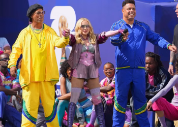 Shakira, Madonna y muchos Muppets suben al escenario del Mundial, junto a BTS y Bieber