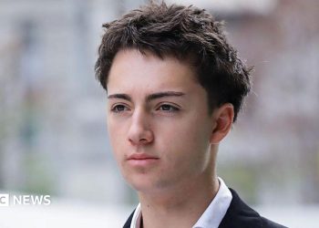 Singapur multa a un adolescente francés por el truco de lamer paja en una máquina expendedora de iJooz