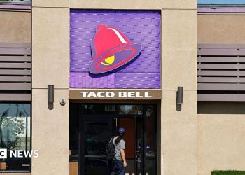 Taco Bell retira la lechuga del menú tras vincularla a diarrea explosiva