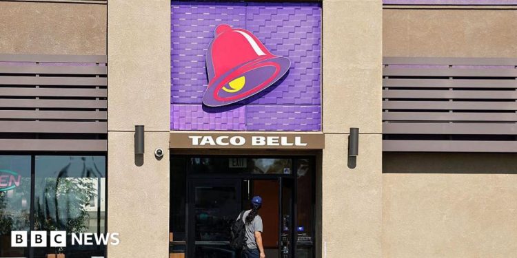 Taco Bell retira la lechuga del menú tras vincularla a diarrea explosiva Taco Bell retira la lechuga del menú tras vincularla a diarrea explosiva