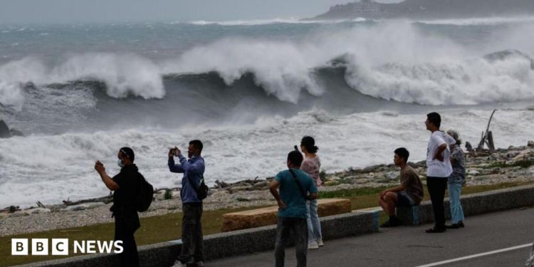 Taiwán, Japón y el sureste de China se preparan para el tifón Bavi mientras deslizamientos de tierra matan a 15 personas en Filipinas Taiwán, Japón y el sureste de China se preparan para el tifón Bavi mientras deslizamientos de tierra matan a 15 personas en Filipinas