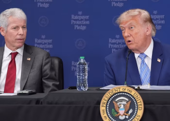 Trump amplía un compromiso voluntario para proteger a los consumidores de las elevadas facturas de servicios públicos de los centros de datos de IA