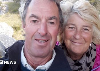 Un británico cuenta cómo sobrevivió a un incendio forestal en España en un automóvil mientras su esposa y sus amigos murieron tratando de correr hacia un lugar seguro.