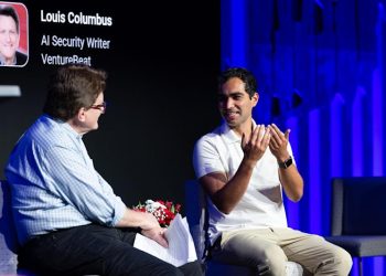Una IA ahora juzga cada movimiento que hacen los agentes de Rubrik, dijo su jefe de IA en VB Transform 2026, pero nadie puede medir si el juez tiene razón.