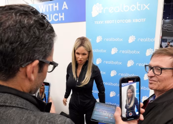 Una escuela de Nueva York suspende su plan para implementar un robot maestro con IA con apariencia humana después de una reacción violenta