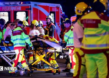 Varios heridos en el Orgullo de Berlín después de que informes de que un vehículo atropelló a la multitud, dice la policía