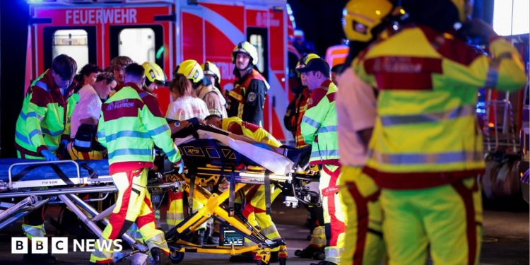 Varios heridos en el Orgullo de Berlín después de que informes de que un vehículo atropelló a la multitud, dice la policía Varios heridos en el Orgullo de Berlín después de que informes de que un vehículo atropelló a la multitud, dice la policía