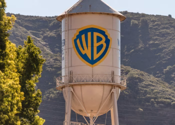 Writers Guild of America busca bloquear la compra de Warner por parte de Paramount en el último desafío de fusión