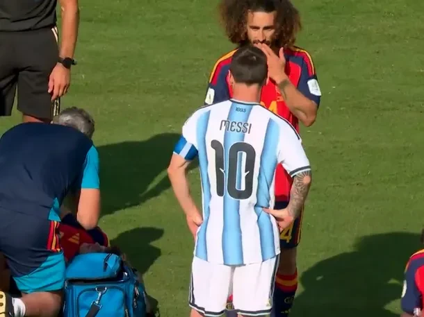 Marc Cucurella se tapó la boca